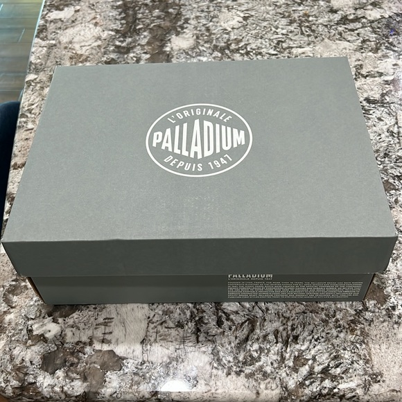 Brand new in box Palla Reverse Lo, 
Stylish kicks designed for everyday wear - Picture 8 of 8